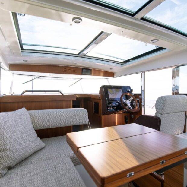 Delta 340 sw salon and helm