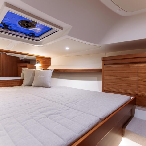 Delta 340 sw Stateroom