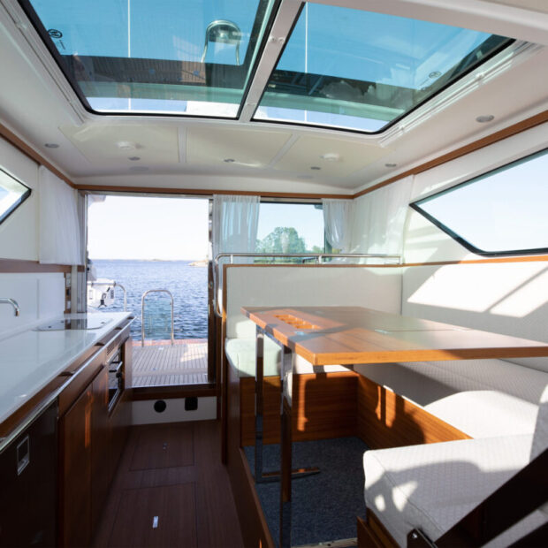 Delta 400 sw Salon and Galley