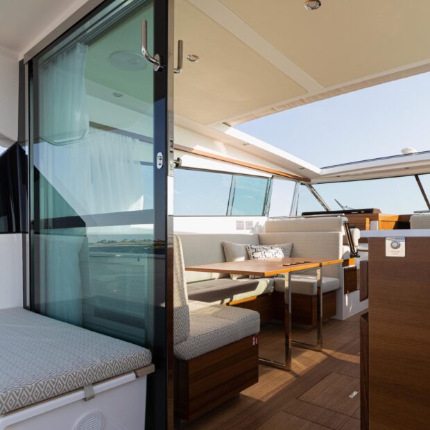 Delta 48 Coupe Salon