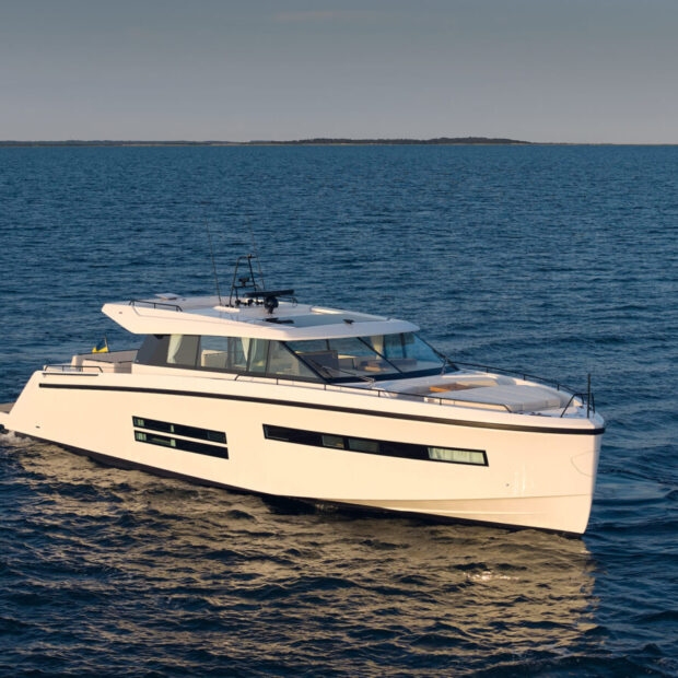 Delta 72 starboard forward quarter