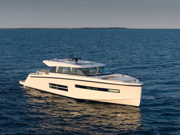 Delta 72 starboard forward quarter