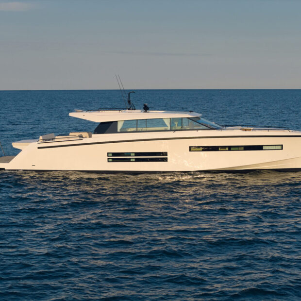 Delta 72 starboard side beam