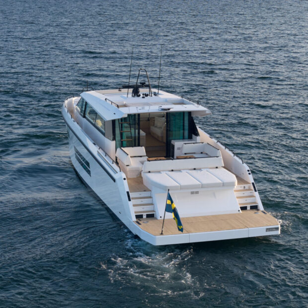 Delta 72 port side stern