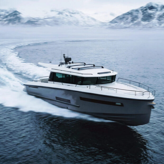 Delta 48 Adventure starboard fwd quarter